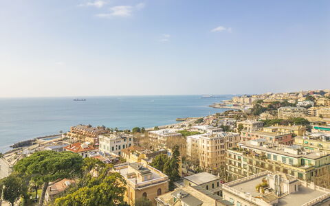 Torre Dell'Amore, Genova, Seaview: Ville, Plan D'Eau, Jour, Bâtiment, Zone Urbaine, Horizon, Côte, Zone Résidentielle, Mer, Cotiers Et Relief Océaniques