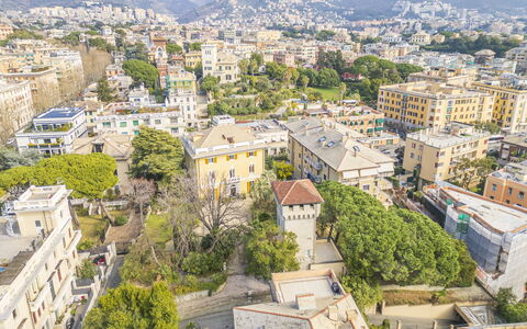 Torre Dell'Amore, Genova, Seaview: Jour, Arbre, Bâtiment, Zone Urbaine, Zone Résidentielle, Ville, Ville, Quartier, Toit, Appartement