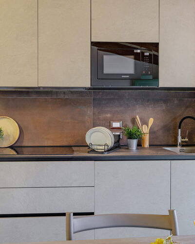 Zena Apartment: Comptoir, Cuisine, Meubles, Appareil De Cuisine, Cabinetry, Design Intérieur, Sol, Bois, Domicile, Électroménager