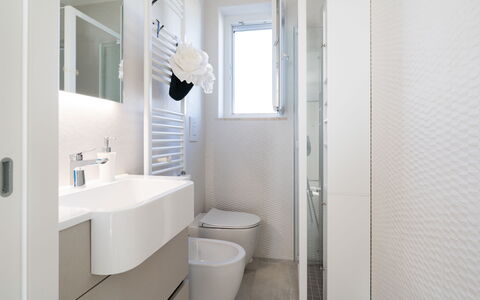 La Casa di Connie: Salle De Bains, Luminaire Plomberie, Design Intérieur, Mur, Sol, Sol, Toilette, Évier, Lavabo, Plomberie