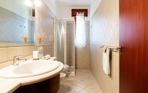 Villa Vitalis: Sol, Design Intérieur, Sol, Luminaire Plomberie, Plafond, Éclairage, Meubles, Salle De Bains, Pièce, Robinet