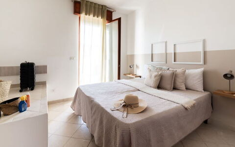 Villa Vitalis: Meubles, Design Intérieur, Mur, Chambre, Lit, Bois, Sol, Sol, Textile, Pièce