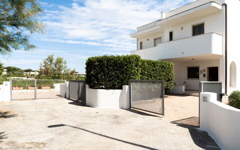 Villa Vitalis: Architecture, Zone Résidentielle, Domicile, Biens, Béton, Balcon, Ombre, Aménagement Paysager, Porte, Allée