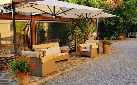 Appartamento Lavanda Seaside and Pool: Meubles, Pot De Fleur, Mobilier De Jardin, Ombre, Parapluie, Chaise, Tableau De Plein Air, Jardin, Structure En Plein Air