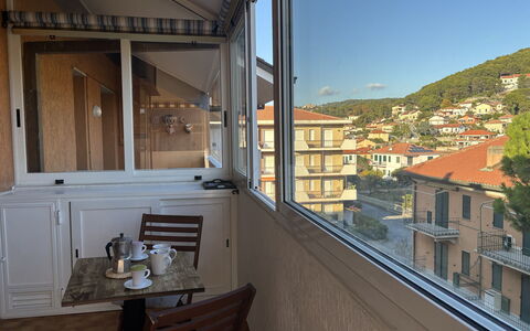 La Casa di Viviana Terrace, Close to the Beach: Appartement, Balcon, Verre, Chaise, Tache De Bois, Daylighting, Dur, Aluminium