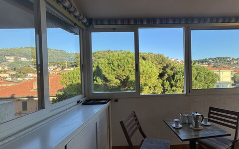 La Casa di Viviana Terrace, Close to the Beach: Meubles, Chaise, Balcon, Verre, Ombre, Mobilier De Jardin, Dur, Daylighting, Tableau De Plein Air, Structure En Plein Air