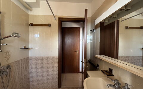 La Casa di Viviana Terrace, Close to the Beach: Lavabo, Salle De Bains, Luminaire Plomberie, Sol, Évier, Design Intérieur, Mur, Sol, Plafond, Miroir