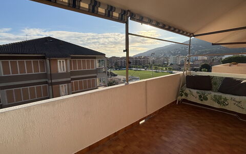 La Casa di Viviana Terrace, Close to the Beach: Appartement, Balcon, Ombre, Condominium, Daylighting, Store, Structure En Plein Air