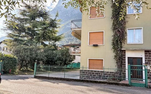 Ca dei Noni: Zone Résidentielle, Domicile, Appartement, Banlieue, Balcon, Clôture, Accueil Escrime, Allée, Village De Montagne