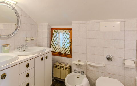 Erika: Lavabo, Salle De Bains, Luminaire Plomberie, Évier, Design Intérieur, Sol, Sol, Armoire De Toilette, Robinet, Miroir