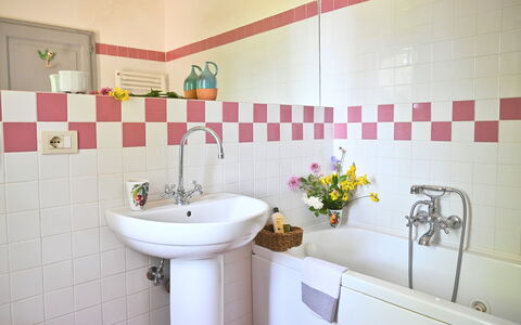 Casale Il Rondò, Private Pool, Città della Pieve: Luminaire Plomberie, Salle De Bains, Lavabo, Robinet, Design Intérieur, Plomberie, Évier, Sol, Tuile, Sol