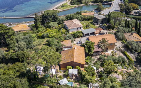 La Torre sul Ponte, Seaview, Garden: L'Eau, Arbre, Zone Résidentielle, Maison, Paysage, Côte, Cotiers Et Relief Océaniques, Domicile, Photographie Aérienne, Vue Du Ciel