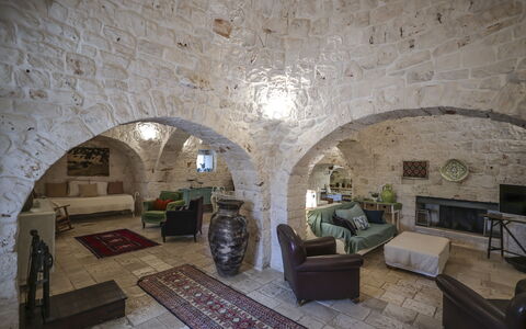 Trulli Experience, Pool, Monopoli: Mur, Meubles, Sol, Plafond, Design Intérieur, Sol, Éclairage, Canapé, Pièce, Salon