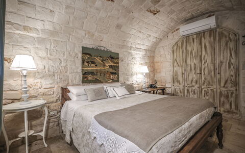 Trulli Experience, Pool, Monopoli: Meubles, Mur, Chambre, Design Intérieur, Lit, Sol, Éclairage, Sol, Literie, Drap De Lit