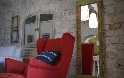 Trulletto: Meubles, Mur, Design Intérieur, Sol, Chaise, Sol, Éclairage, Salon, Pièce, Club Président