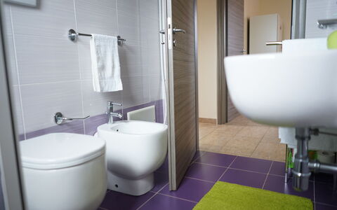 Villa Antony: Salle De Bains, Luminaire Plomberie, Siège De Toilette, Toilette, Design Intérieur, Sol, Évier, Robinet, Lavabo, Sol