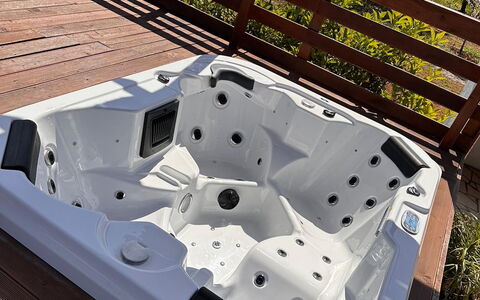 Villa Antony: Jacuzzi, Piscine, Baignoire