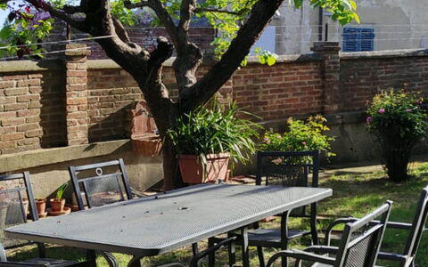 Villa Luce San Miniato: Meubles, Mobilier De Jardin, Tableau De Plein Air, Table, Chaise, Jardin, Printemps, Ombre, Pot De Fleur, Cour