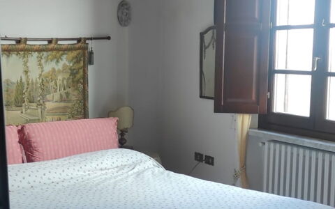 Villa Luce San Miniato: Lit, Chambre, Literie, Drap De Lit, Meubles, Linge, Design Intérieur, Textile, Sol, Cadre De Lit