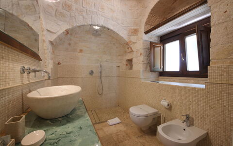Trulli Retreat, Pool, Locorotondo: Mur, Luminaire Plomberie, Sol, Design Intérieur, Sol, Salle De Bains, Évier, Éclairage, Robinet, Tuile