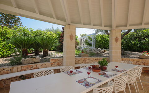 Trulli Retreat, Pool, Locorotondo: Meubles, Chaise, Mobilier De Jardin, Jardin, Table, Ombre, Tableau De Plein Air, Dalle, Structure En Plein Air, Arrière-Cour