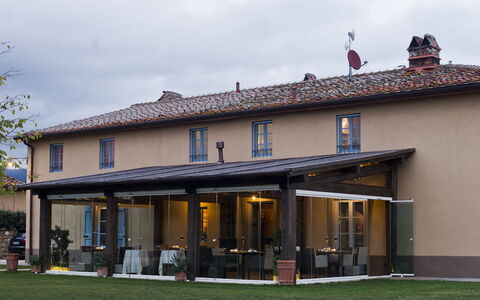 Le Tre Virtù Luxury Relais, Private Pool, Mugello: Ombre, Structure En Plein Air, Store, Chaise, Pergola, Porche, Cour, Pavillon, Conception, Patio