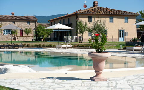 Le Tre Virtù Luxury Relais, Private Pool, Mugello: Piscine, Mobilier De Jardin, Parapluie, Biens, Recours, Hacienda, Chaise, Ombre, Villa, Cour