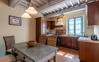 Appartamento Olivo: Meubles, Design Intérieur, Cuisine, Comptoir, Cabinetry, Sol, Bois, Plafond, Sol, Pièce