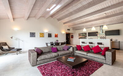 Villa Aquila: Meubles, Design Intérieur, Canapé, Sol, Salon, Plafond, Sol, Pièce, Domicile, Appartement