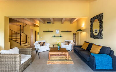 Villa Limone: Meubles, Design Intérieur, Sol, Sol, Canapé, Mur, Pièce, Bois, Plafond, Salon