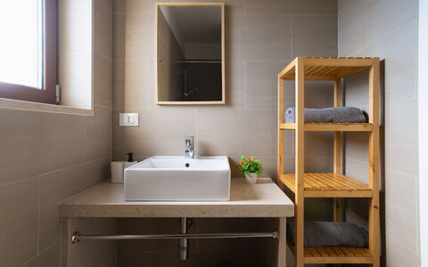 Apulia Retreat: Mur, Luminaire Plomberie, Lavabo, Sol, Évier, Bois, Design Intérieur, Sol, Robinet, Salle De Bains