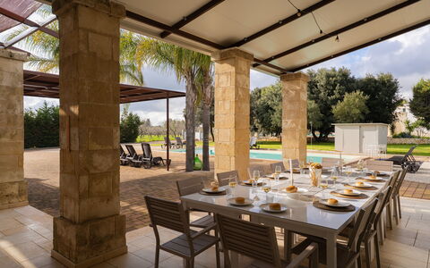 Apulia Retreat: Meubles, Mobilier De Jardin, Ombre, Chaise, Structure En Plein Air, Patio, Aménagement Paysager, Recours, Jardin, Tableau De Plein Air