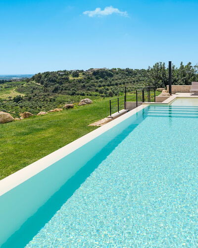 Villa Netina: Bleu, Piscine, Composite, Recours, Tuile, Aménagement Paysager, Thermes, Caractéristique De L'Eau, Eco Hôtel