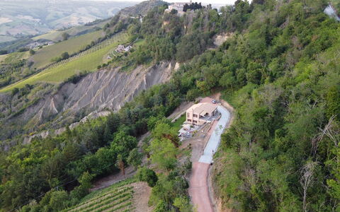 La Casa nel Bosco: Colline, Montagnes, Paysage, Station De Montagne, Terrain, Zone Rurale, Pente, Chaparral, Géologique Phénomène, Vallée