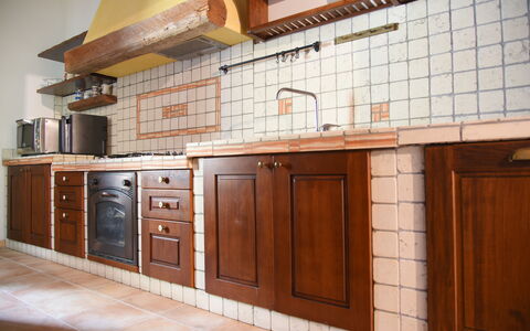 La Casa nel Bosco: Sol, Bois, Cuisine, Cabinetry, Comptoir, Sol, Design Intérieur, Marron, Tache De Bois, Evier
