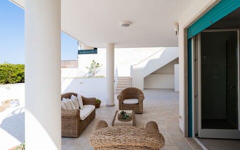 Il Respiro del Mare: Sol, Architecture, Sol, Plafond, Balcon, Chaise, Ombre, Appartement, Porche, Mobilier De Jardin