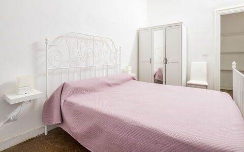 La Casa di Bruno, Terrace, in the Heart of Genova: Lit, Chambre, Literie, Drap De Lit, Meubles, Mur, Design Intérieur, Sol, Sol, Linge