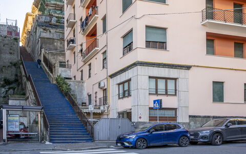La Casa di Bruno, Terrace, in the Heart of Genova: Bâtiment, Jour, Ville, Zone Urbaine, Zone Résidentielle, Ville, Appartement, Quartier, Architecture, Rue