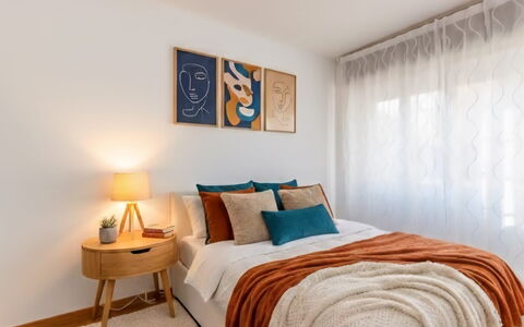 Casa Tania: Lit, Meubles, Design Intérieur, Chambre, Literie, Mur, Drap De Lit, Linge, Bois, Coussin