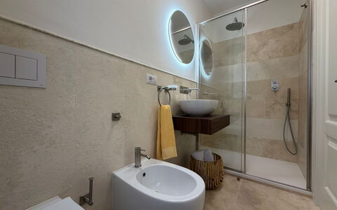 Casa Amandoli: Salle De Bains, Sol, Luminaire Plomberie, Sol, Design Intérieur, Lavabo, Mur, Évier, Robinet, Toilette