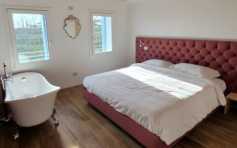 Villa Dolce Bacio, Pool and Spa, Valdobbiadene: Meubles, Bois, Sol, Design Intérieur, Lit, Sol, Chambre, Drap De Lit, Literie, Éclairage