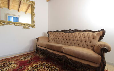 Villa Dolce Bacio, Pool and Spa, Valdobbiadene: Meubles, Design Intérieur, Canapé, Sol, Sol, Pièce, Salon, Cadre, Parquet