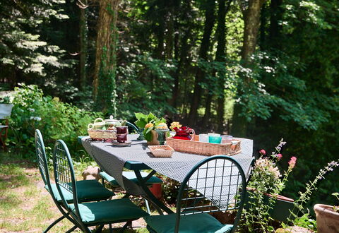 Il Gallinaio, Vivo D'Orcia: Meubles, Mobilier De Jardin, Tableau De Plein Air, Jardin, Communauté Des Plantes, Chaise, Couverture De Sol, Printemps, Arrière-Cour, Nappe De Table