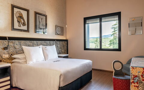 Villa Bocchi: Chambre, Lit, Drap De Lit, Design Intérieur, Meubles, Literie, Cadre De Lit, Oreiller, Throw Pillow, Linge