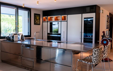 Villa Bocchi: Cuisine, Design Intérieur, Meubles, Sol, Comptoir, Appareil De Cuisine, Cabinetry, Principaux Appliance, Plafond, Éclairage