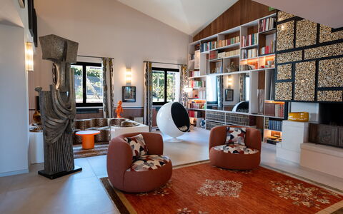 Villa Bocchi: Meubles, Design Intérieur, Sol, Bois, Salon, Sol, Éclairage, Plafond, Pièce, Domicile