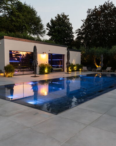 Villa Bocchi: Piscine, Caractéristique De L'Eau, Jardin, Composite, Cour, Pot De Fleur, Ombre, Recours, Aménagement Paysager, Patio