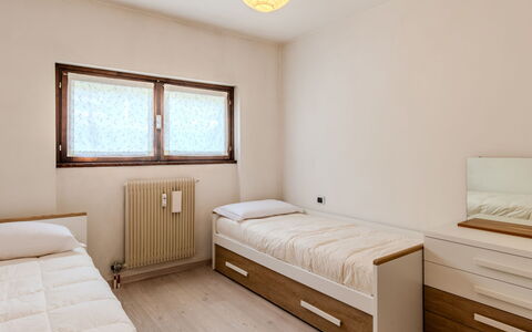 Gaggia: Lit, Chambre, Bois, Sol, Design Intérieur, Meubles, Sol, Literie, Drap De Lit, Pièce
