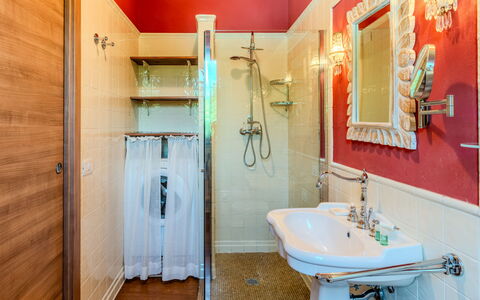 Dervio 623: Salle De Bains, Luminaire Plomberie, Design Intérieur, Sol, Sol, Plomberie, Éclairage, Miroir, Porte, Domicile