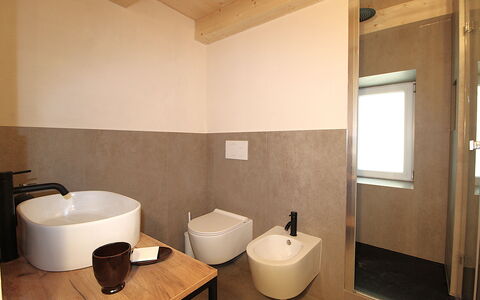 Casa Tomà Mountain View Cortina: Mur, Sol, Luminaire Plomberie, Salle De Bains, Sol, Lavabo, Design Intérieur, Évier, Plomberie, Marron
